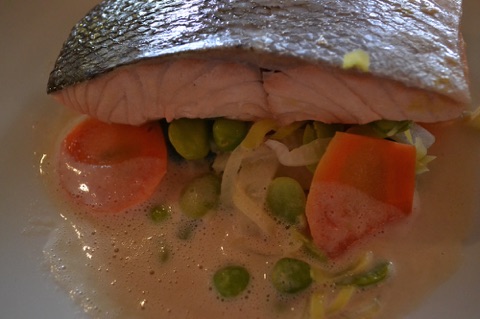 Salmon fillet poached in white wine